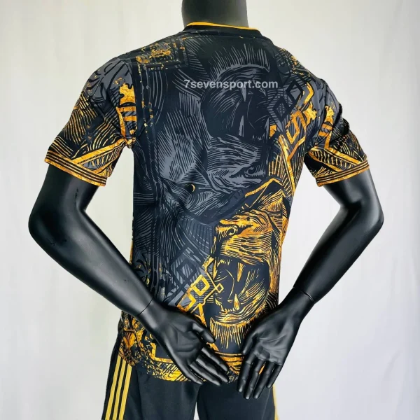 کیت رئال مادرید پردیتور 2 کانسپت مشکی طلایی 2025 - سون اسپرت