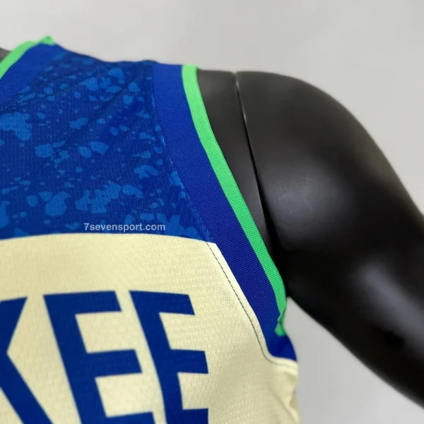 ست بسکتبالی میلواکی آبی - سون اسپرت