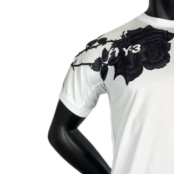 کیت رئال مادرید سفید طرح گل 2025 - سون اسپرت